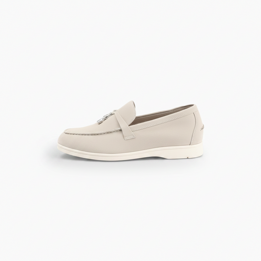 Vue de dessus d'une paire de mocassins en daim beige, mettant en valeur leur couleur neutre et la douceur du cuir.