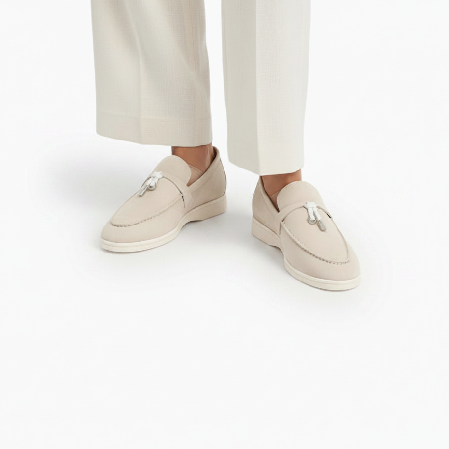 Mocassin en daim beige porté avec un jean clair, parfait pour un look décontracté chic et sophistiqué.