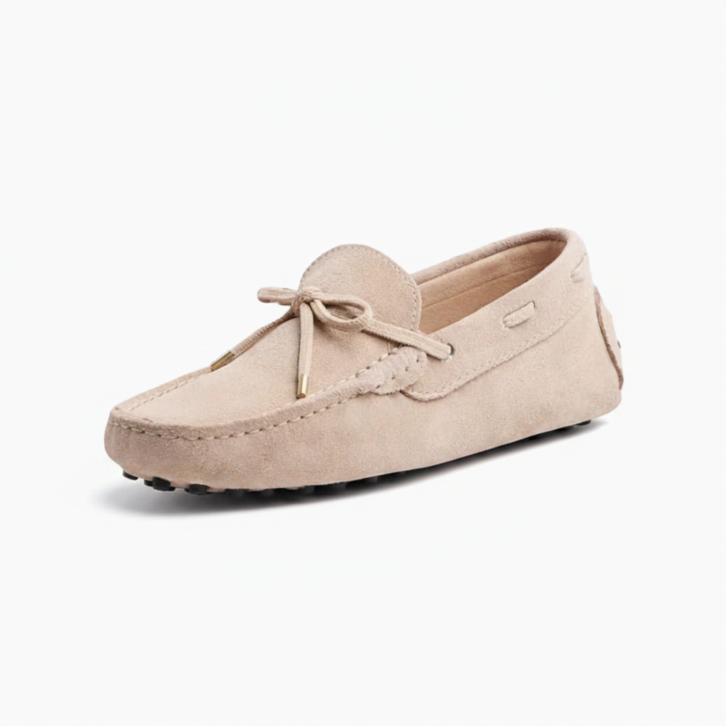 Mocassin femme en daim beige, texture veloutée et teinte naturelle, élégance intemporelle pour un confort quotidien.