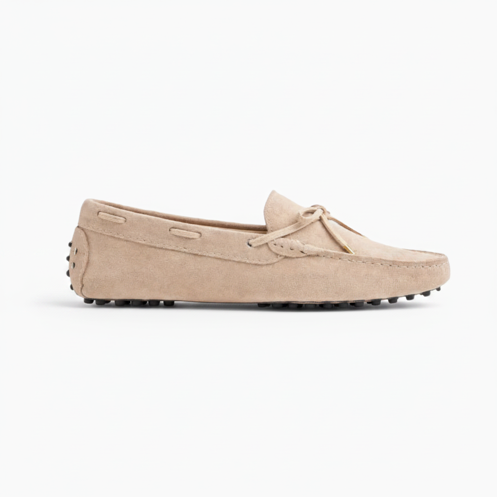 Mocassins beiges portés par une femme marchant, incarnant l'alliance parfaite du style soigné et du bien-être.