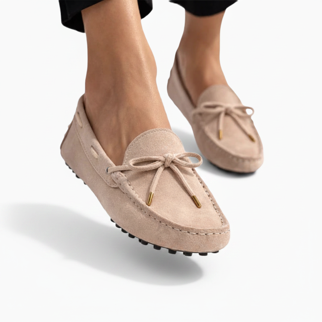 Gros plan sur la texture veloutée du daim beige du mocassin, soulignant sa douceur et sa finition raffinée.