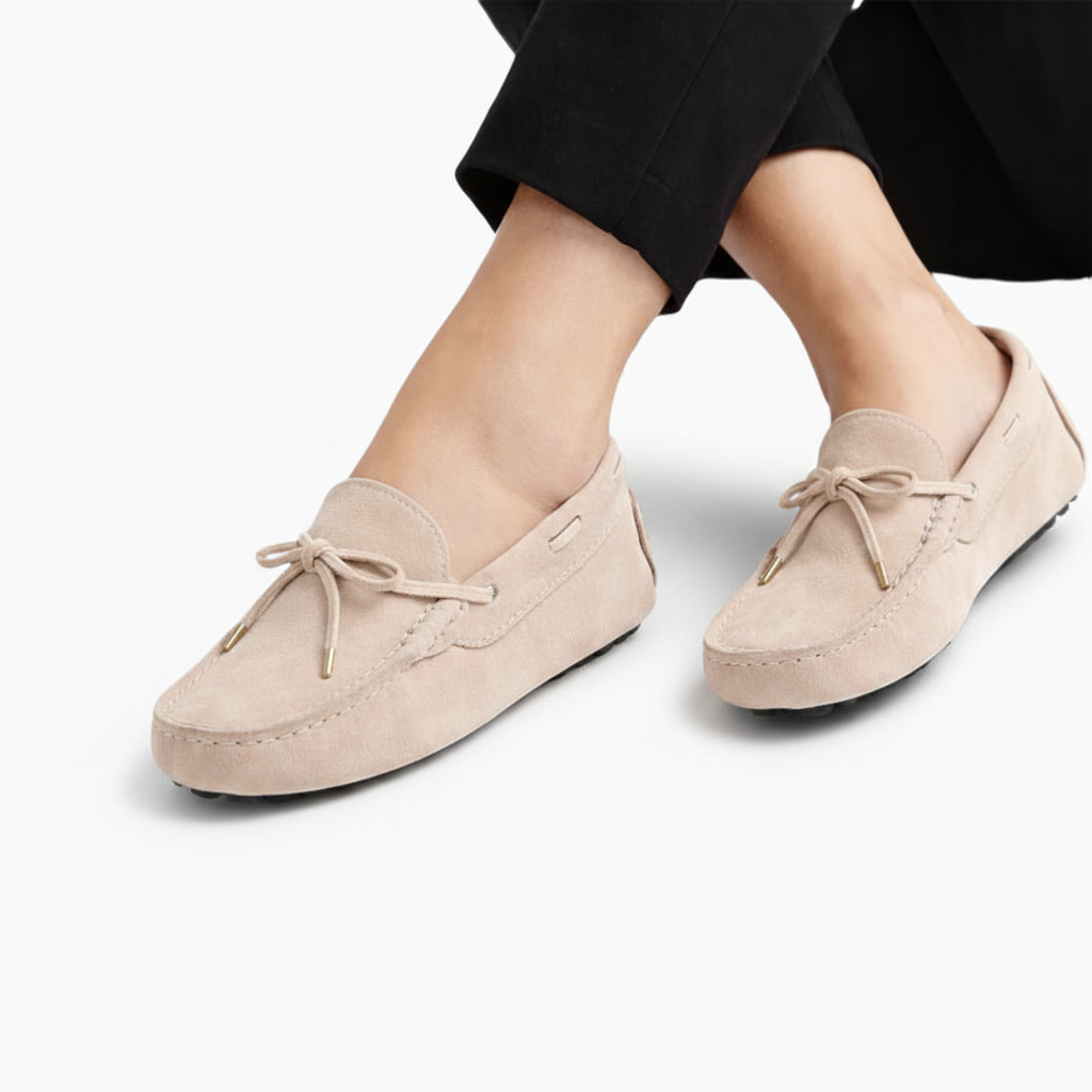 Vue latérale du mocassin femme en daim beige, présentant sa silhouette classique et sa semelle discrète.