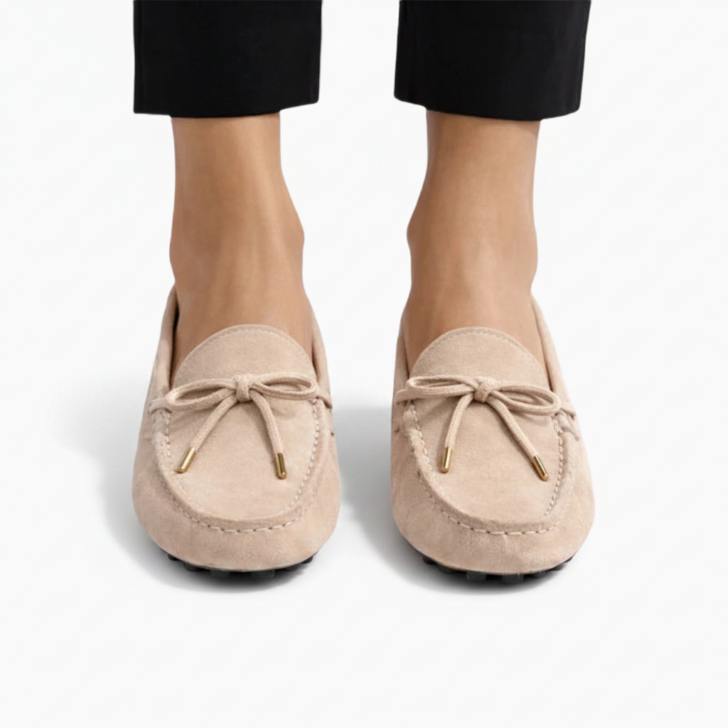 Arrière du mocassin beige, montrant le contrefort structuré et le confort enveloppant pour le talon.