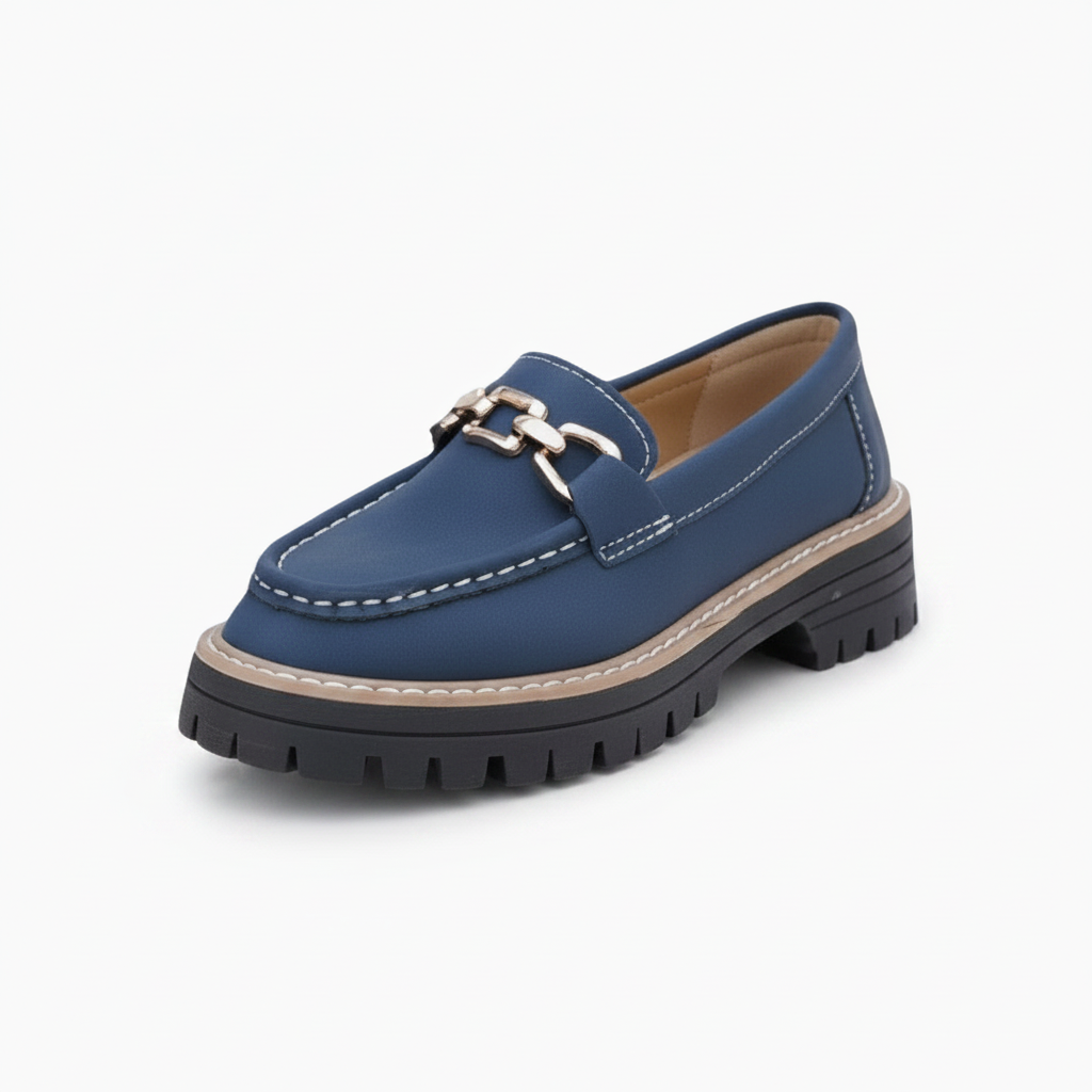 Mocassin plateforme femme en daim bleu marine, orné d'une chaînette dorée, pour une élégance moderne.