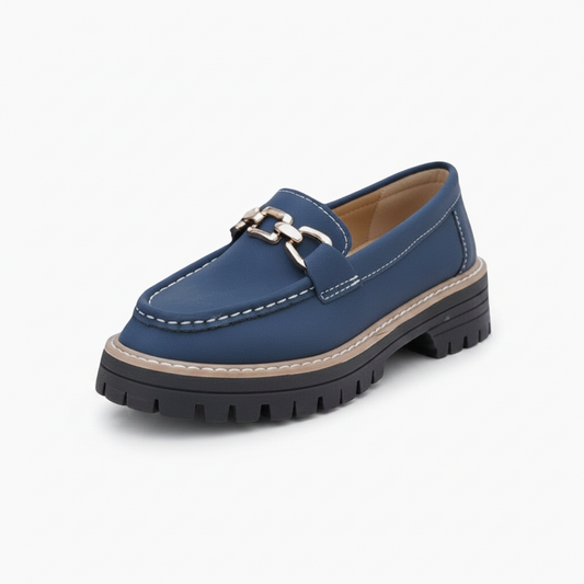 Mocassin plateforme femme en daim bleu marine, orné d'une chaînette dorée, pour une élégance moderne.