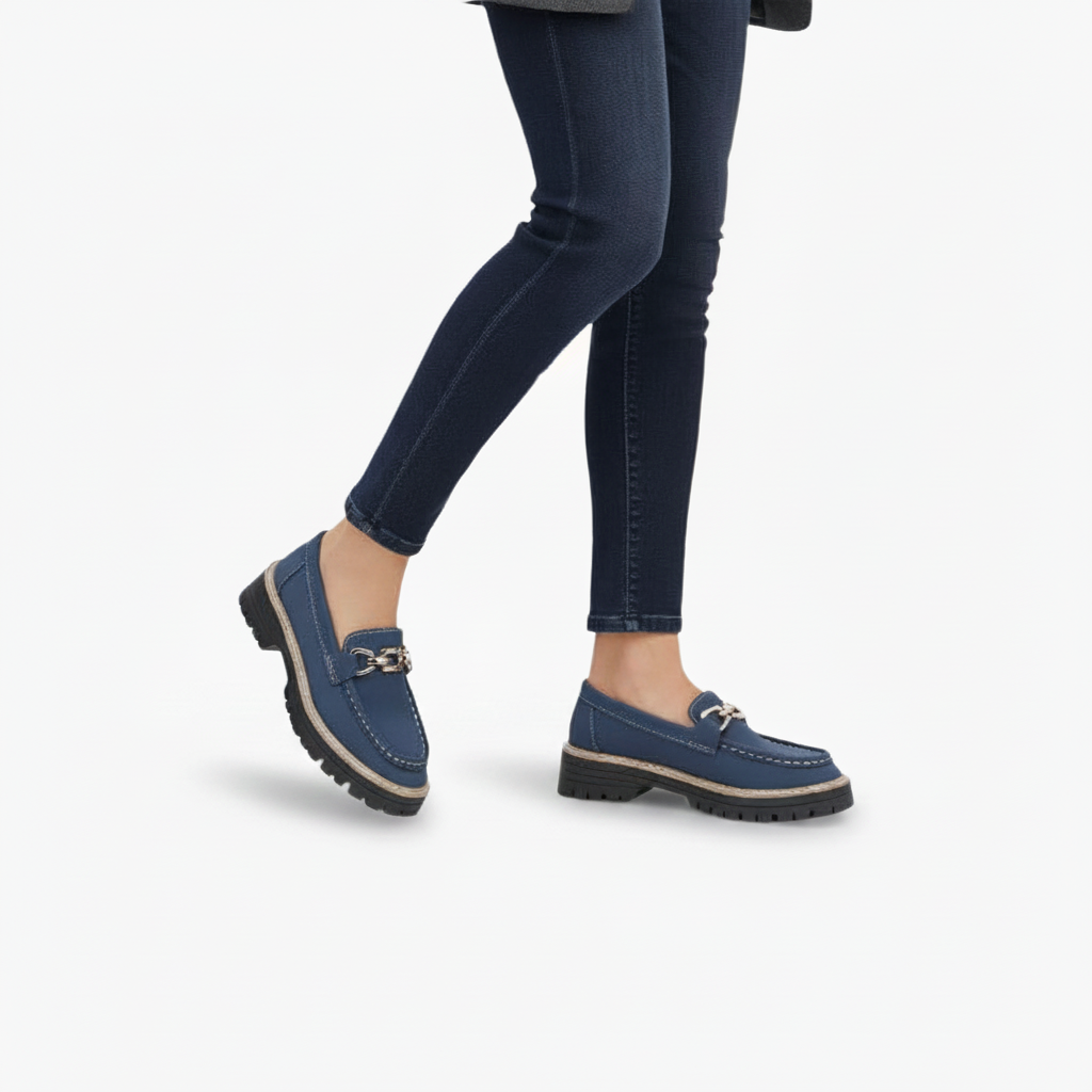Mocassin porté lors d'une promenade urbaine, illustrant sa polyvalence et son style contemporain.