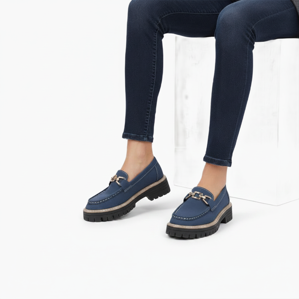 Nuance riche du bleu marine sur le mocassin en daim, capturant la lumière avec élégance discrète.
