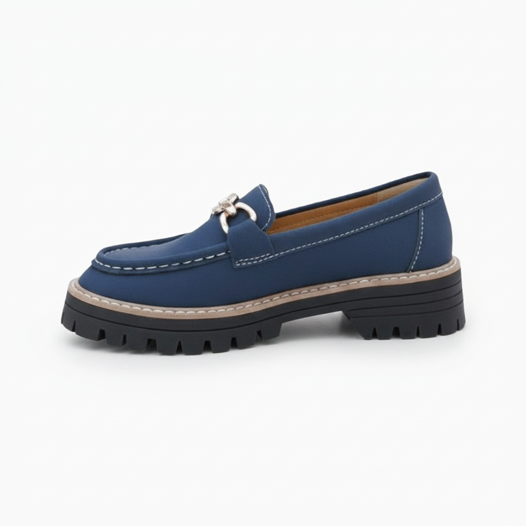 Paire de mocassins en daim bleu marine, prêts à compléter une tenue printanière ou automnale.