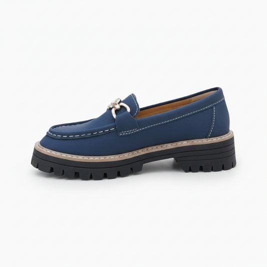 Paire de mocassins en daim bleu marine, prêts à compléter une tenue printanière ou automnale.
