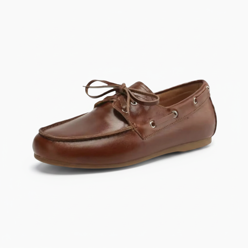 Mocassins femme en daim marron foncé à lacets, élégamment posés de face sur un fond clair.