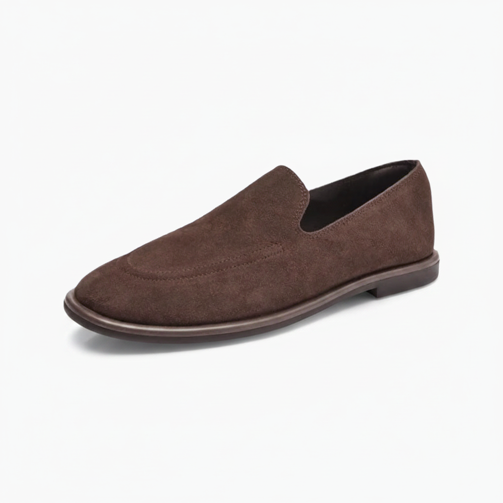 Mocassin femme en daim marron foncé, vue de face, incarnant l'élégance intemporelle pour toutes occasions.