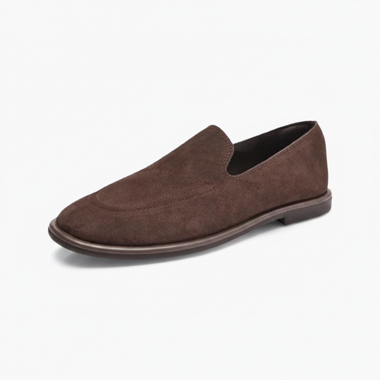 Mocassin femme en daim marron foncé, vue de face, incarnant l'élégance intemporelle pour toutes occasions.