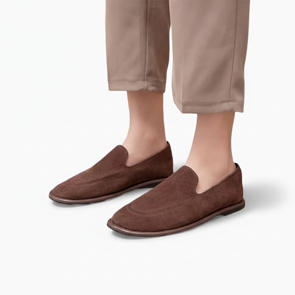 Texture veloutée du daim marron foncé d'un mocassin, gage de douceur et de qualité supérieure au toucher.