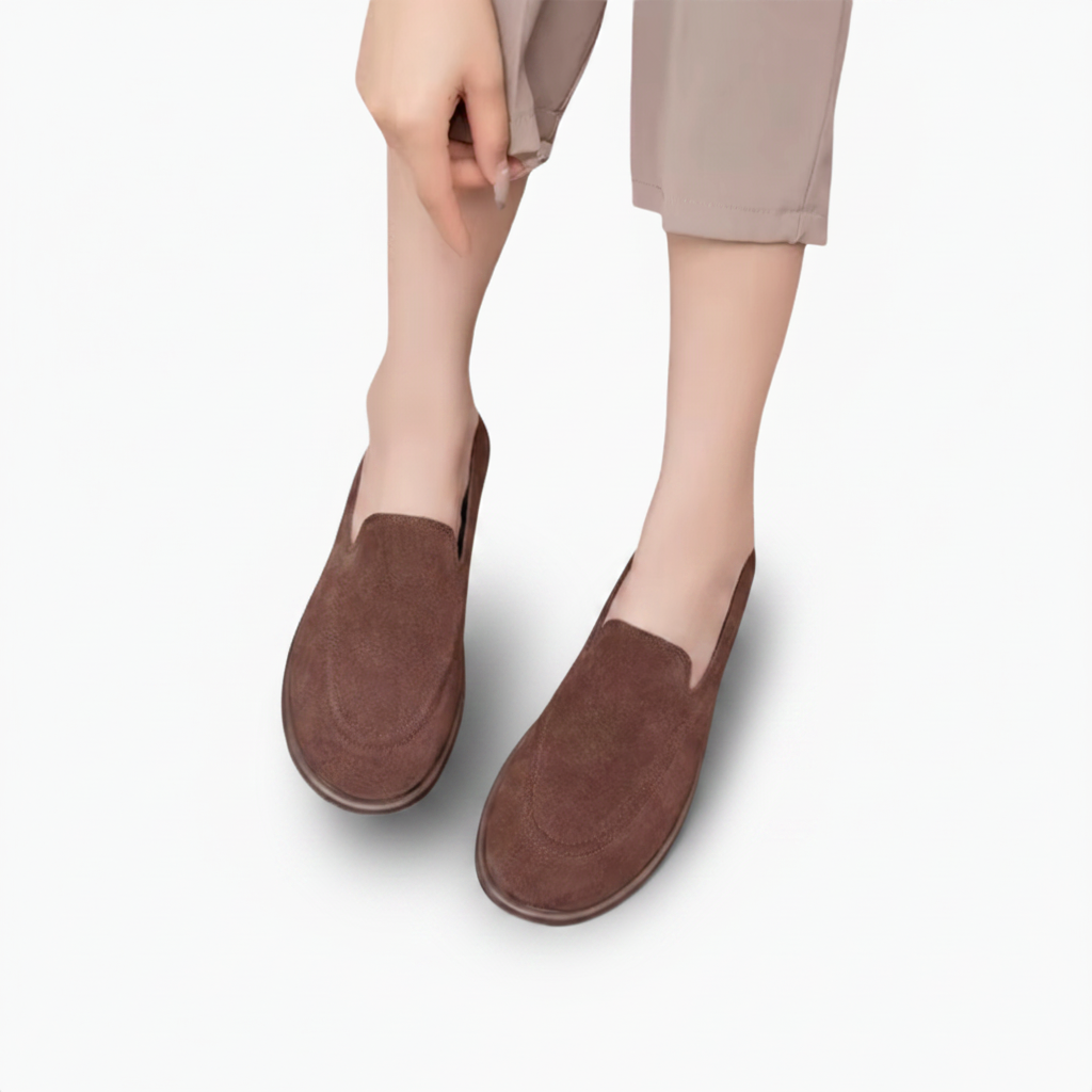 Mocassins en daim marron portés avec un jean clair, offrant un look décontracté chic pour la vie quotidienne.