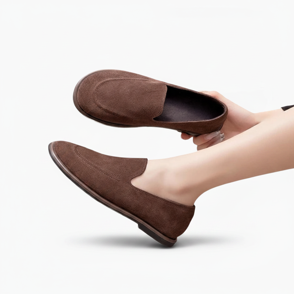 Élégants mocassins en daim marron foncé complétant une tenue de bureau professionnelle et sophistiquée.