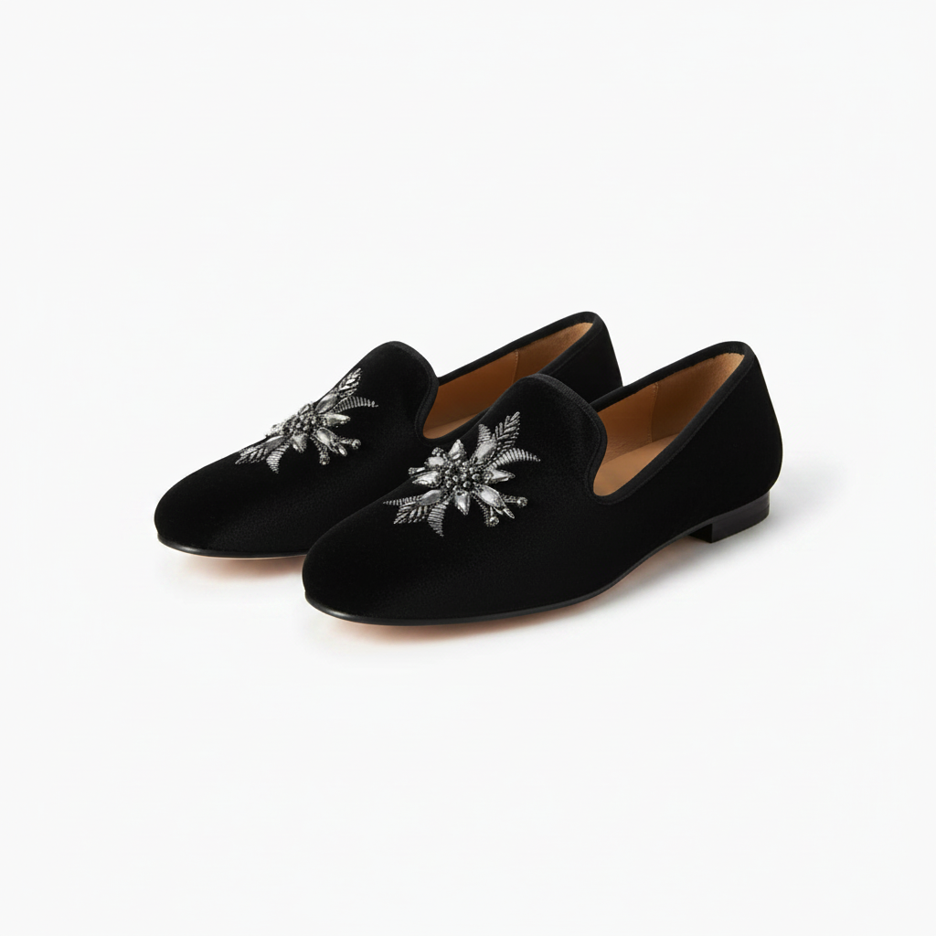 Semelle intérieure moelleuse du mocassin en daim noir, promettant un confort durable pour les pieds fatigués.