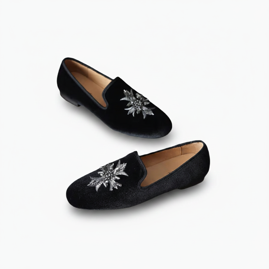 Femme marchant au bureau, chaussée de mocassins en daim noir, alliant confort sophistiqué et professionnalisme.