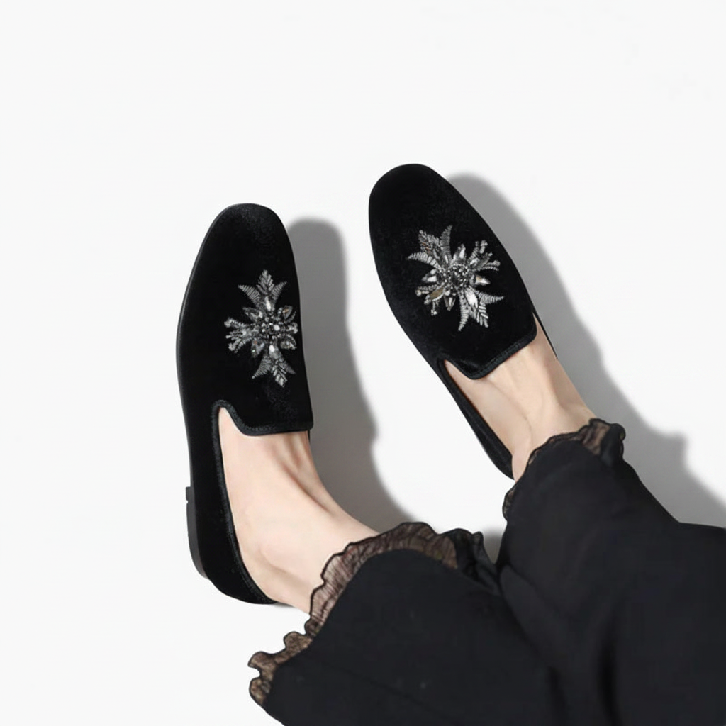 Détail du talon plat du mocassin en daim noir, conçu pour une démarche stable et confortable toute la journée.