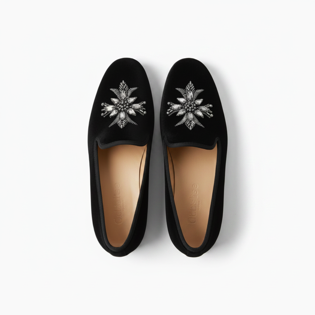 Rendu détaillé du bout du mocassin en daim noir, mettant en lumière la qualité de la couture et la forme arrondie.
