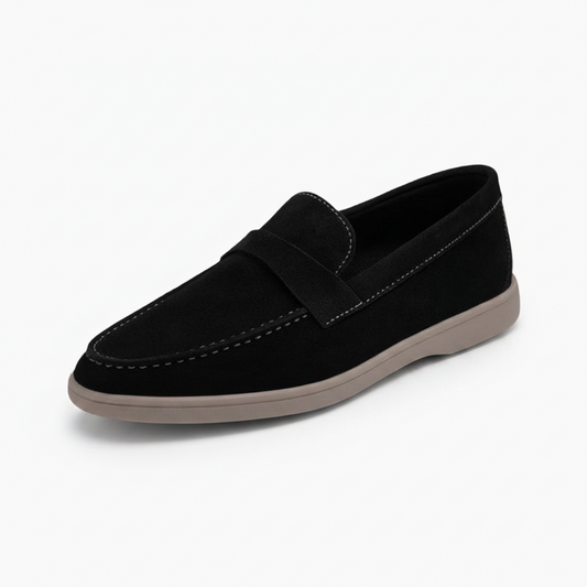 Mocassins en daim noir femme, présentant une silhouette classique et intemporelle.