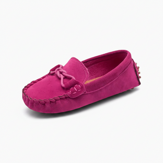 Mocassins roses en daim pour fillette, élégance et confort pour les jeunes pieds.
