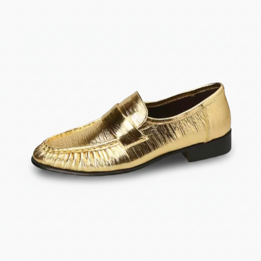 Mocassin doré femme en cuir véritable, porté avec élégance, illuminant une tenue de bureau moderne.