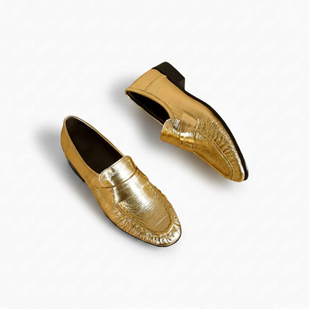 Paire de mocassins dorés brillants, offrant un confort absolu pour une marche citadine dynamique.