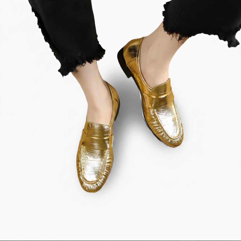 Mocassin doré associé à un pantalon tailleur, parfait pour un look professionnel chic et distingué.
