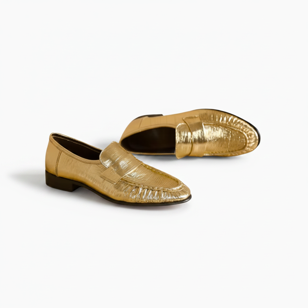 Vue de dessus d'un mocassin en cuir doré, son éclat luxueux capturant la lumière.