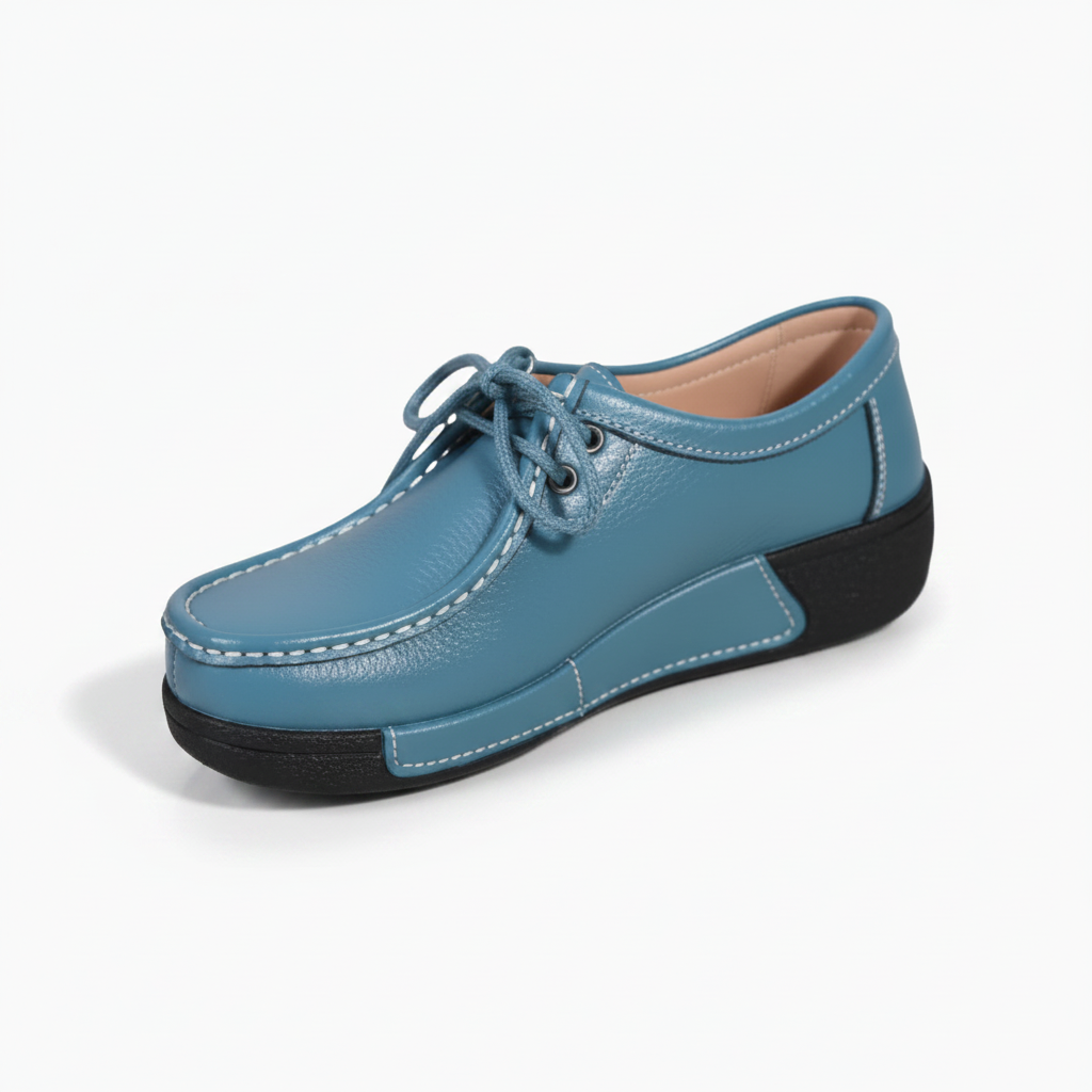 Mocassin femme en cuir véritable bleu turquoise éclatant, présenté de face avec raffinement.