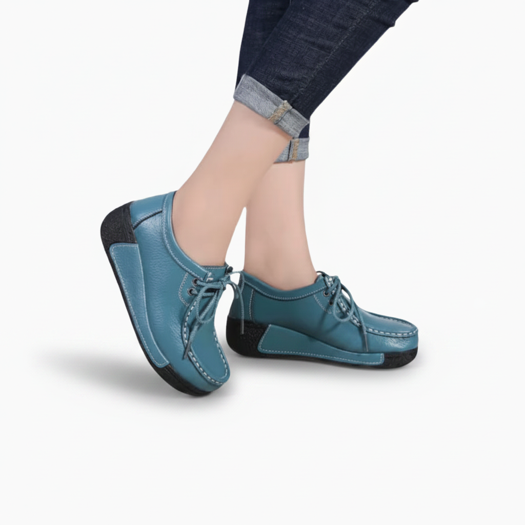 Vue de dessus d'un mocassin en cuir turquoise, révélant la finesse de ses coutures et son design intemporel.