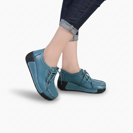 Vue de dessus d'un mocassin en cuir turquoise, révélant la finesse de ses coutures et son design intemporel.