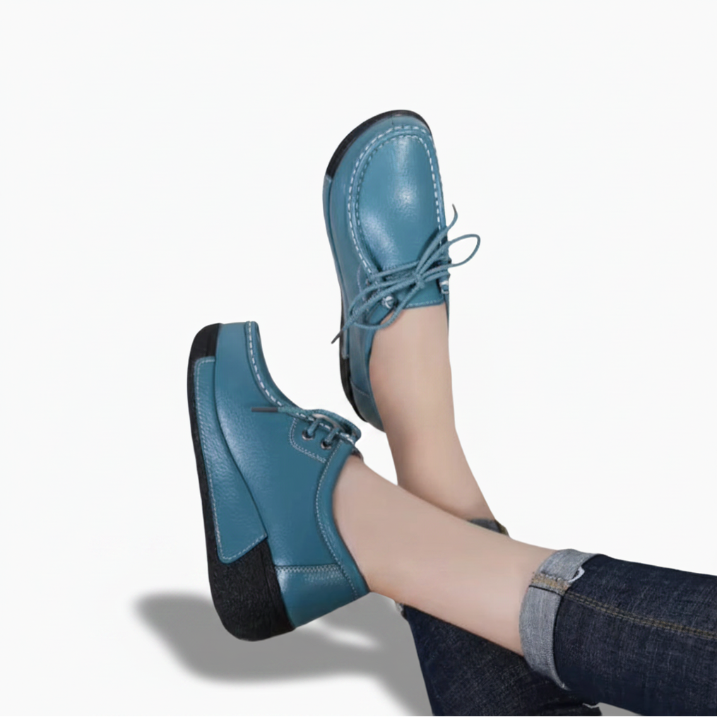 Mocassin femme bleu turquoise porté, ajoutant une touche de couleur vive à une tenue décontractée chic.