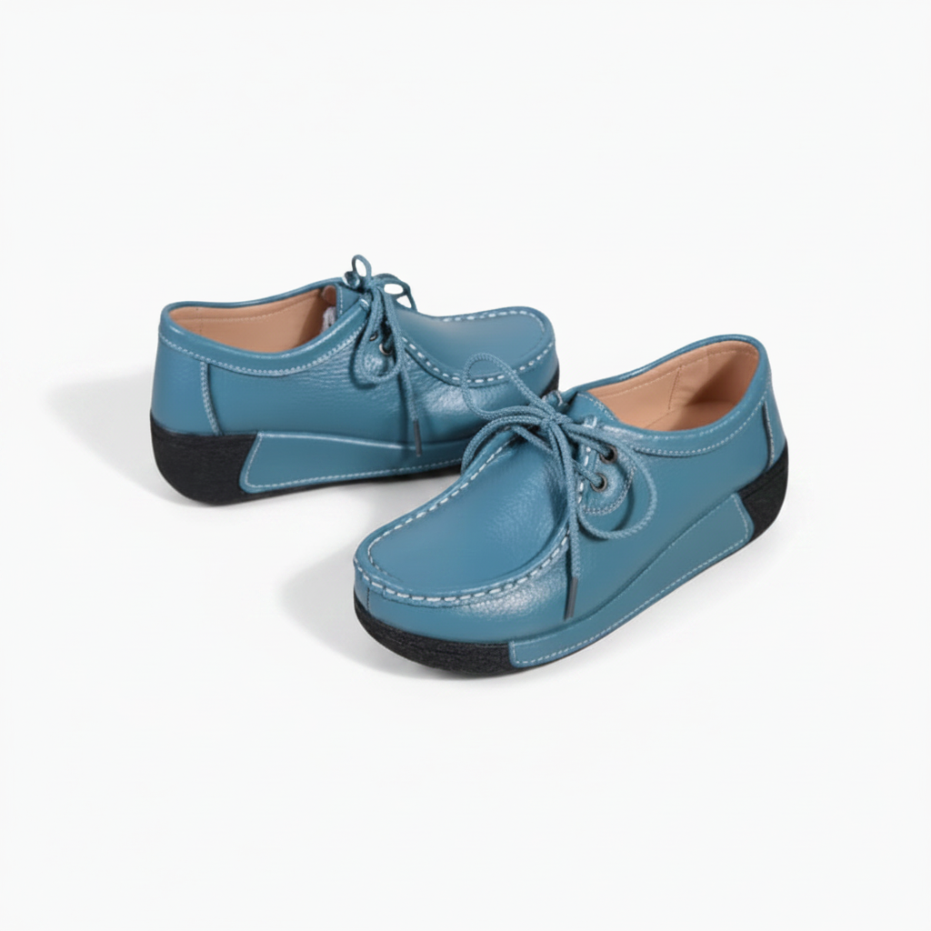 Détail du mocassin en cuir turquoise au pied d'une femme, parfait pour une journée élégante et confortable.