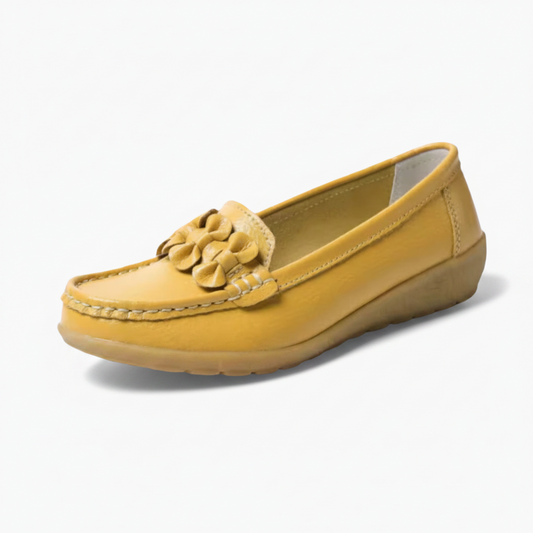 Mocassin femme en cuir jaune éclatant, idéal pour une tenue estivale décontractée et élégante.