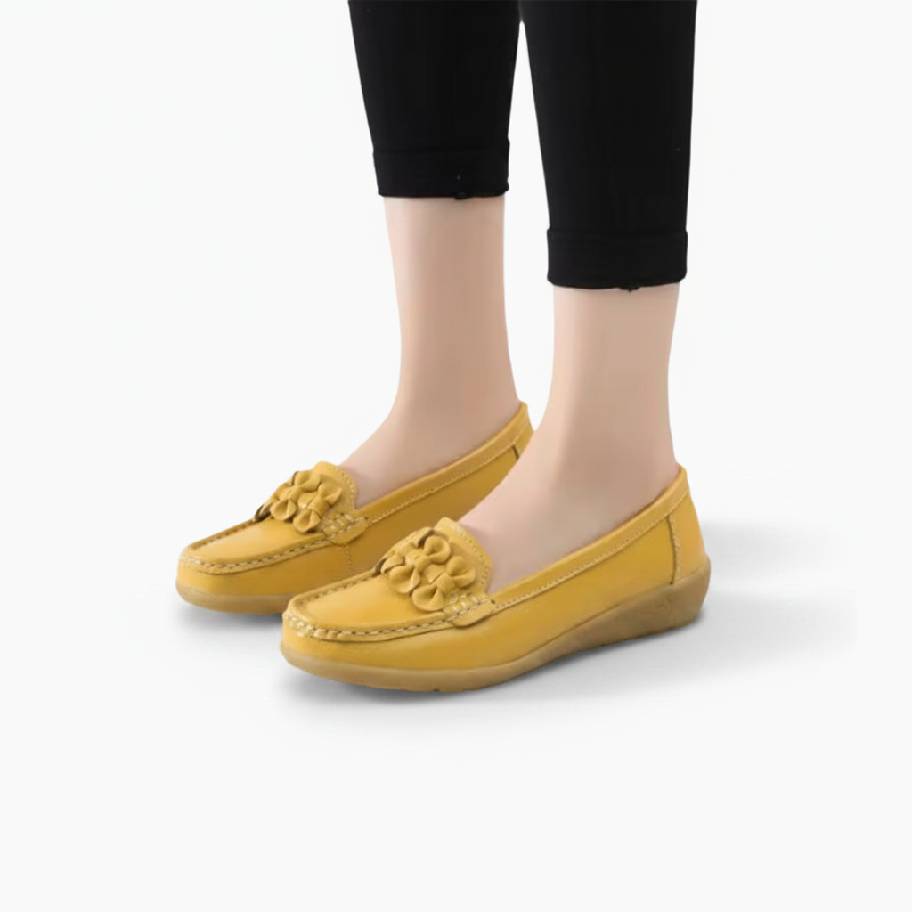 Vue de dessus d'un mocassin femme jaune, montrant son ouverture confortable et son intérieur doux.