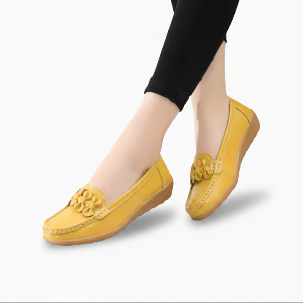 Gros plan sur la texture souple du cuir de vachette jaune vif, garantissant qualité et durabilité du mocassin.