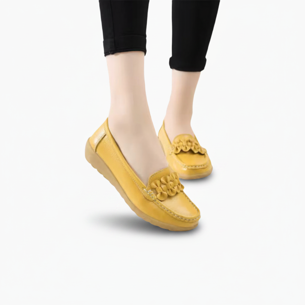 Mocassins jaunes en cuir associés à un pantalon fluide, créant un look chic et lumineux pour le quotidien.