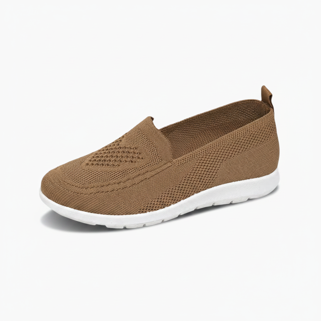 Gros plan sur la maille respirante du mocassin femme marron, révélant sa texture délicate.