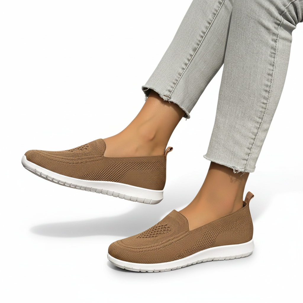 Paire de mocassins marron en maille d'air, prêts à enfiler pour une journée printanière.