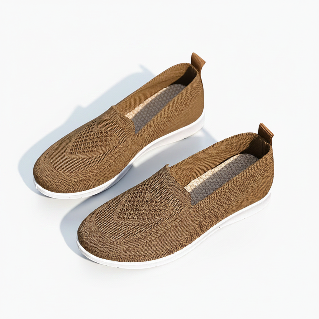 Vue latérale d'un mocassin marron, soulignant sa silhouette décontractée et sa semelle flexible.