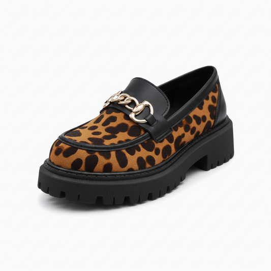 Mocassin léopard compensé pour femme, affichant un design élégant et audacieux.