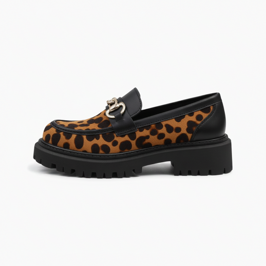Profil du mocassin compensé, soulignant la hauteur confortable et la stabilité de sa semelle.