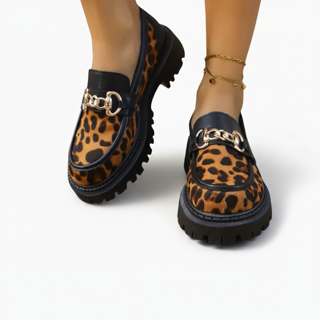 Vue latérale du mocassin, révélant la courbe harmonieuse de la semelle compensée et son confort.