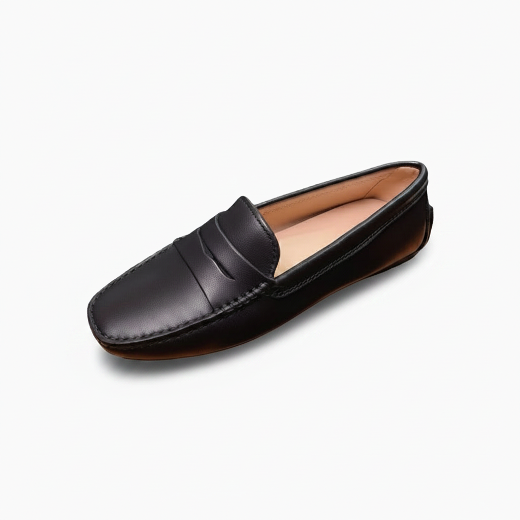 Mocassin femme noir mat en cuir de vachette, élégant et intemporel, présenté de face.