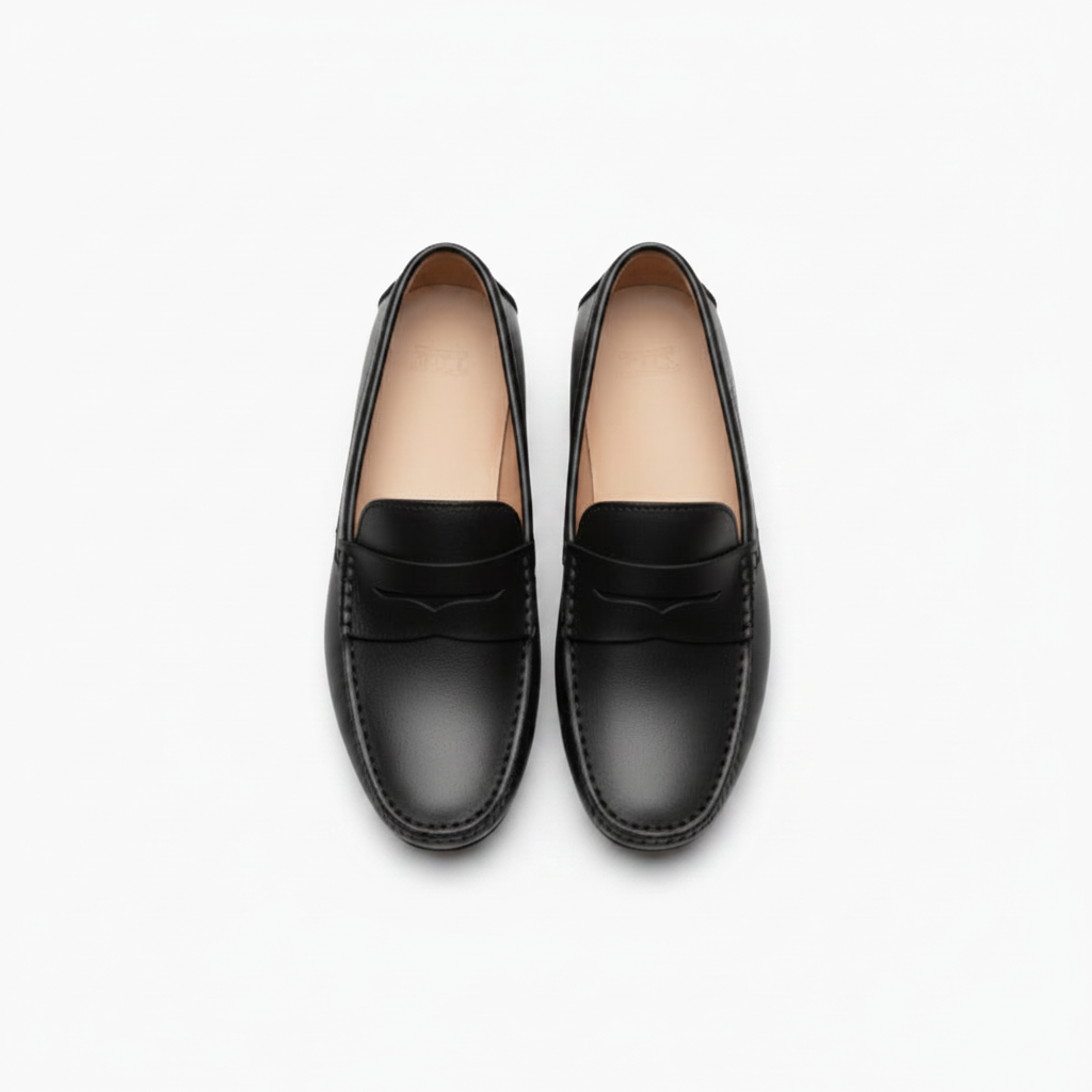 Mocassins noirs élégants associés à un jean, parfaits pour une tenue urbaine moderne et agréablement confortable.