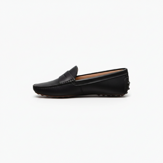 Vue de dessus sur une paire de mocassins noirs, soulignant la ligne épurée et les coutures discrètes.