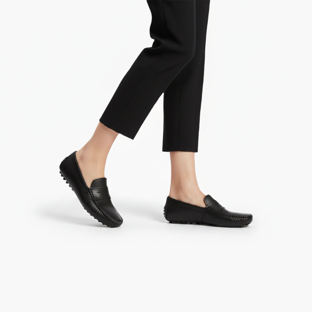 Intérieur du mocassin noir, montrant la semelle moelleuse en peau de mouton pour un confort absolu et respirant.