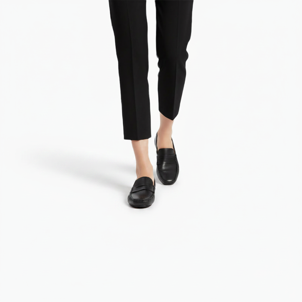 Mocassins noirs mats portés avec un pantalon, offrant une allure chic et décontractée pour le quotidien.