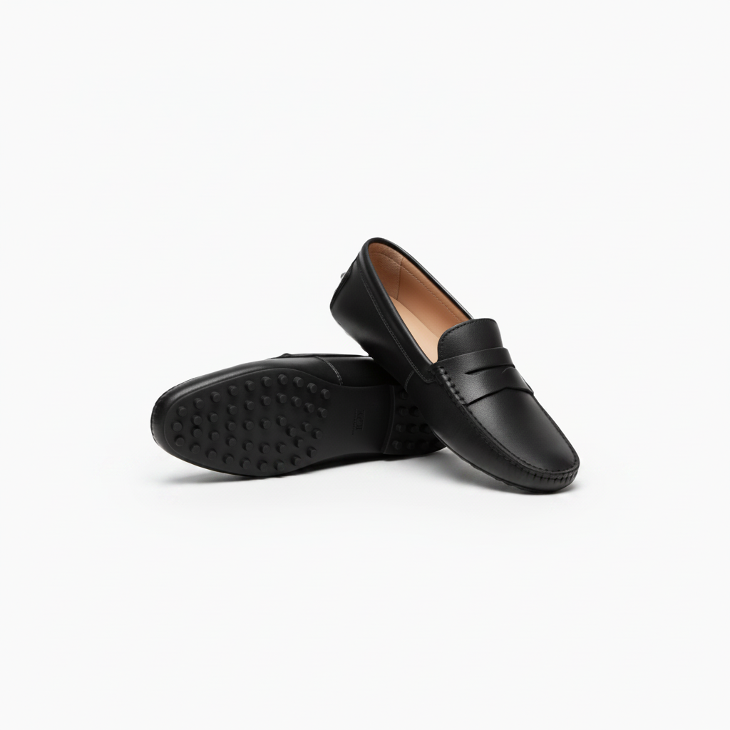 Femme marchant avec des mocassins noirs confortables, symbolisant l'aisance et l'élégance à chaque pas.